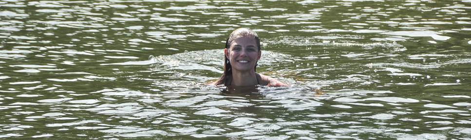 Refrescando-se na lagoa da praia da Lagoinha do Leste, na costa sul de Florianópolis, em Santa Catarina